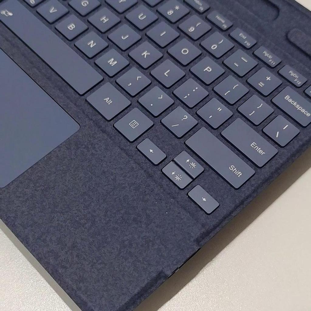 Surface Pro 10/11 Hintergrundbeleuchtete Bluetooth-Tastaturhülle mit Stifthalterung und magnetischer Befestigung