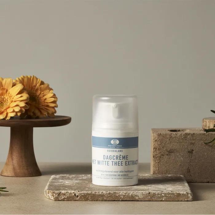 

Дневной увлажняющий крем для лица с белым чаем 50 мл