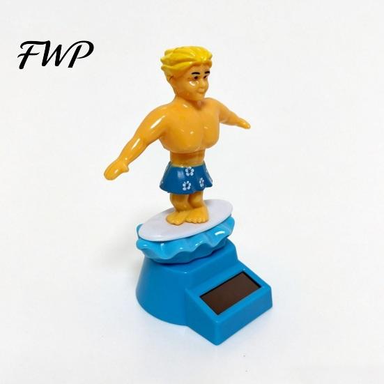 Dynamiczna ozdoba do samochodu Chłopiec Surfer Solarna Kiwająca Zabawka, Kreskówkowy Bobblehead dla Czerwono-Niebieskiej Figurki Deska Rozdzielcza, Samochodowa Huśtająca się Potrząsana Figurka Biuro