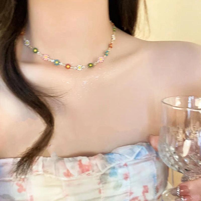 Color niche necklace women~ small fresh daisy flower bracelet neck chain wind contrasting color design collarbone chain accessories