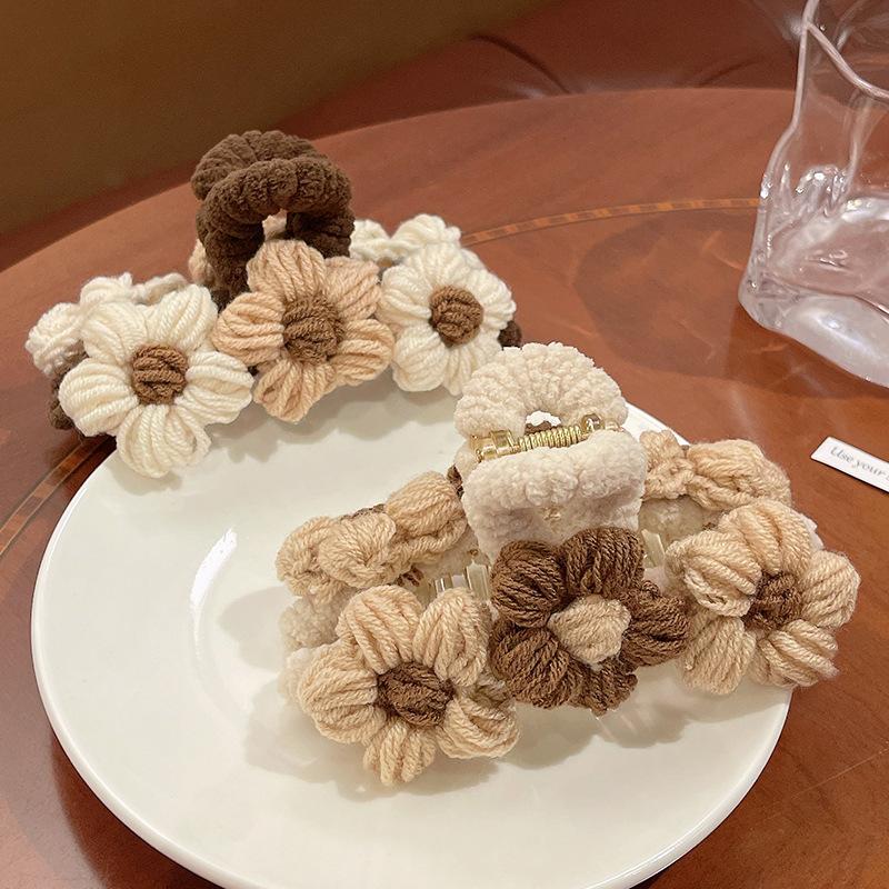 1pc New Autumn and Winter Knitting Flower Yarn Gripper Clip Autumn and Winter Women's Plush Shark Clip Hair Clip Hair Accessory