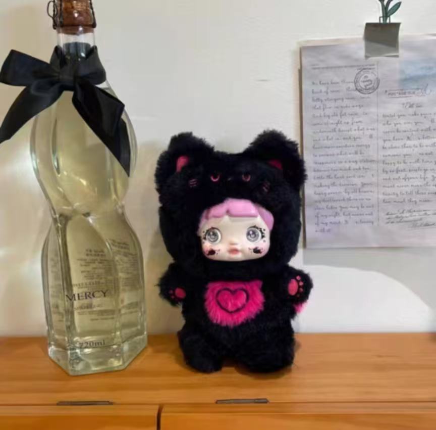Plyšová hračka Nommi v blind boxu se smyslovými prvky pro děti a sběratele