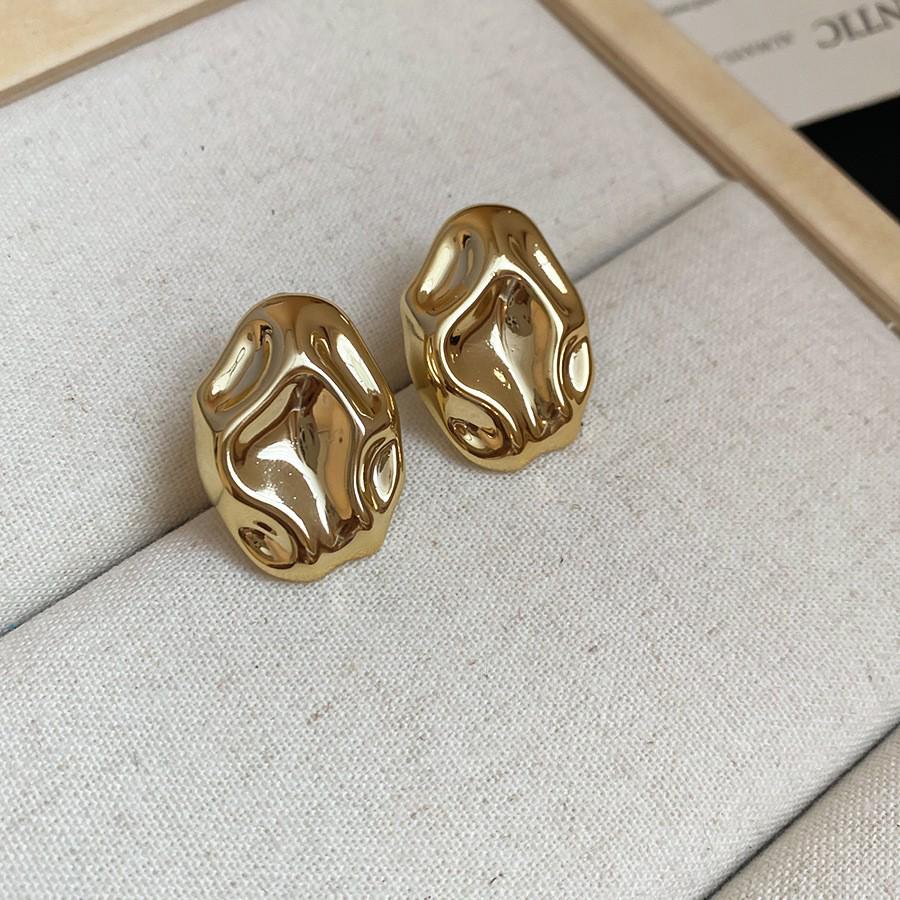 Silver Needle Irregular Stud Earrings: Retro European-American Style for Daily Versatile Wear with a High-End Luxurious Appeal.