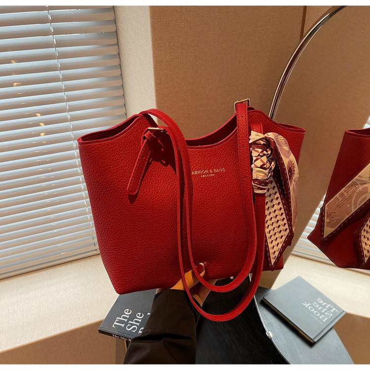 Spring new retro armpit bag high value shoulder commuter bag fashionable simple large capacity tote bag
