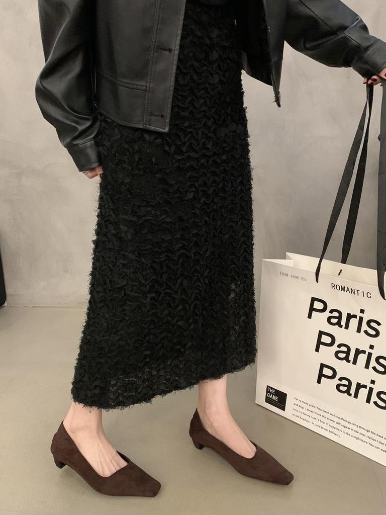 Scarpe da donna professionali per pendolari francesi rosse con tacco medio, scarpe singole, nuove per l'autunno 2025, scamosciate, con punta quadrata piccola, tacco spesso, tacco basso