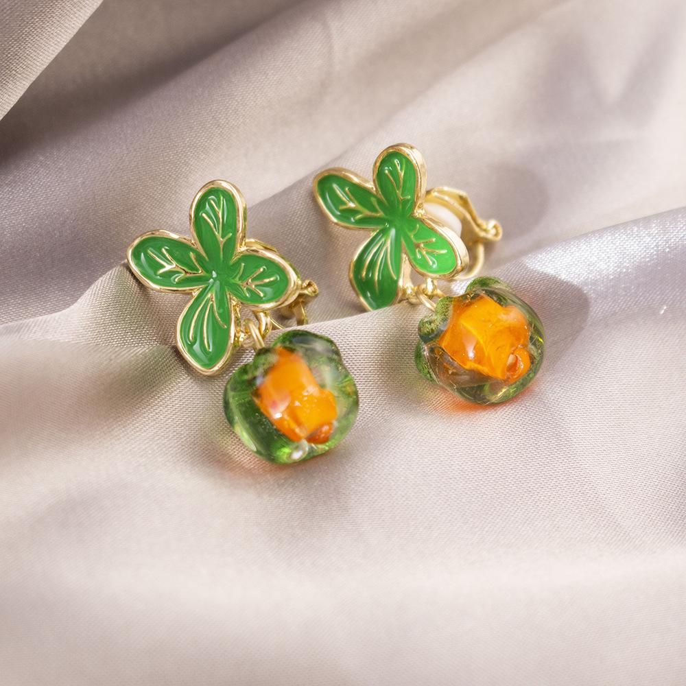 Brincos de pressão triangulares elegantes para orelhas não furadas - Versáteis e com um toque de luxo leve para o uso diário.