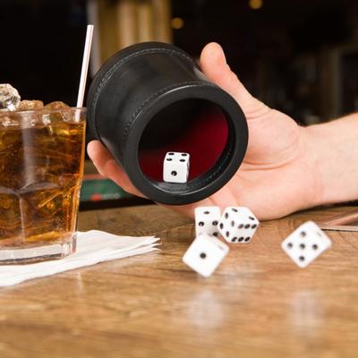 Copo de Dados em Couro Sintético Interior em Flanela Vermelha Copo Agitador Manual Adultos Noite em Família Festa de Bar Jogo de Tabuleiro de Bebida Jogo de Azar Equipamento de Cassino
