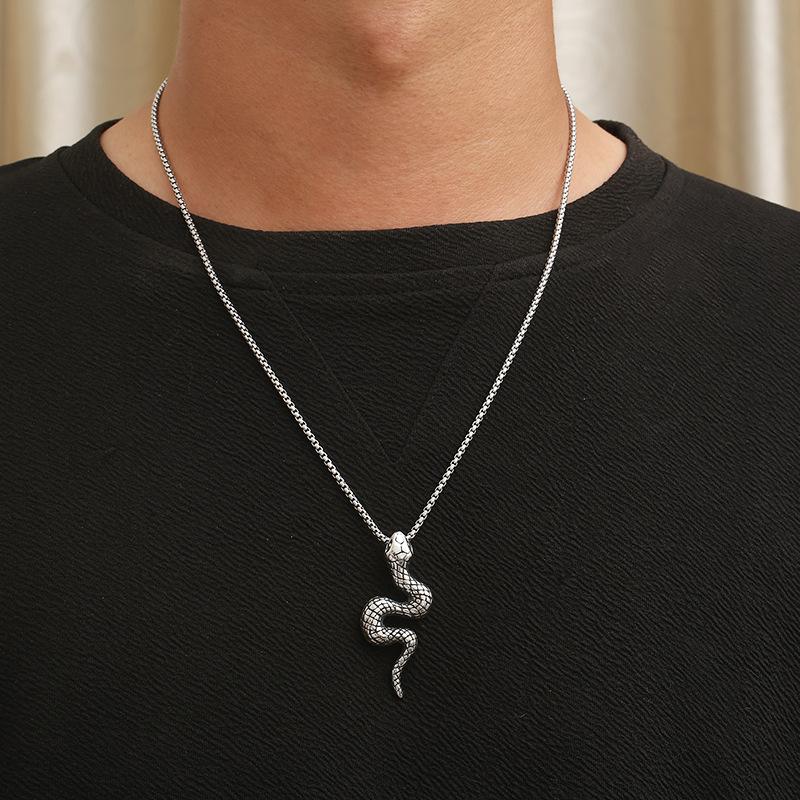 Colgante de acero de titanio con diseño de serpiente tridimensional estilo punk retro para hombre