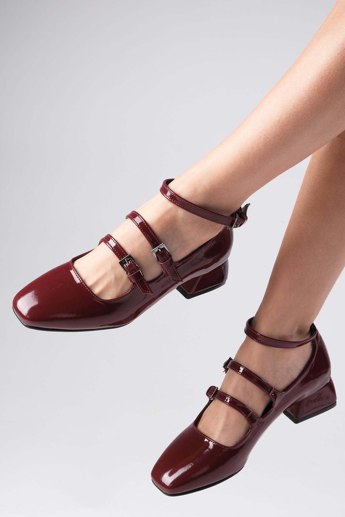 

Жіночі туфлі з лакованою шкірою Baylee бордового кольору з 3 смугами і тупими носками на коротких підборах 35 бордовий