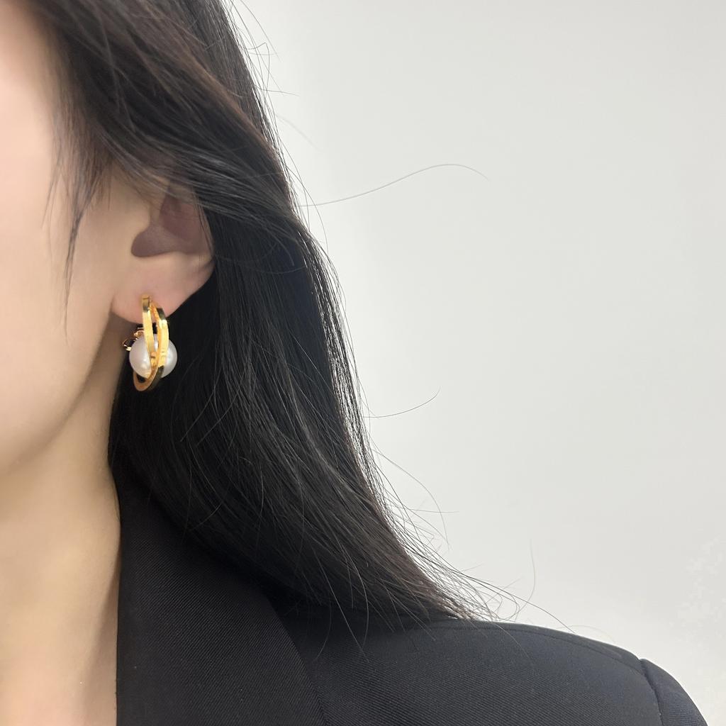 Double-layer Gold Ring-wrapped Pearl Earrings, Ear Buckles, Retro Light Luxury Fashion Niche High-end Daily Versatile Earrings.