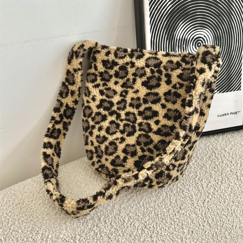 41 Lamb wool bucket bag messenger bag autumn and winter new retro plaid color scheme women's large-capacity shoulder bag