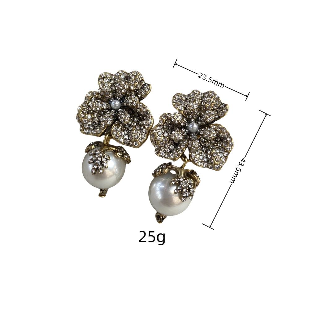 Mittelalterliche Vintage-Ohrringe Sind Altmodische Goldene Blumenstecker mit Diamantenbesatz, Elegante und Vielseitige Ohrringe.