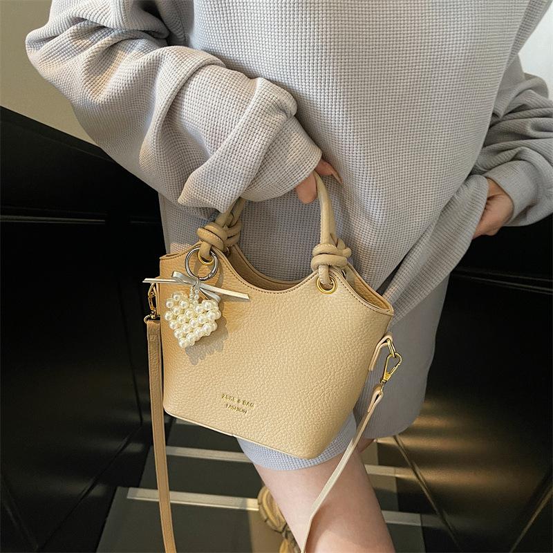 Hand Carry Fashion Bucket Bag Women's Korean Version Ins Shoulder Bag 2025 Spring New Simple Casual Portable Messenger Bag