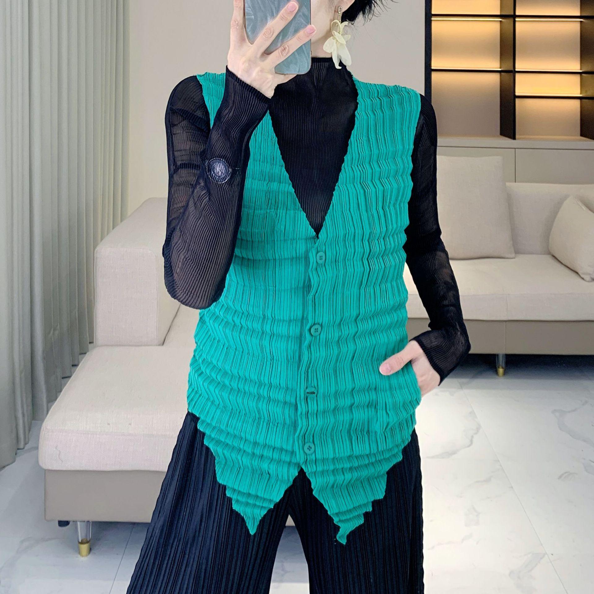 

Miyake Style Pleated V-Neck Vest - Slimming, Versatile Summer Jacket for Women One Size [45-75 kg] зелёный