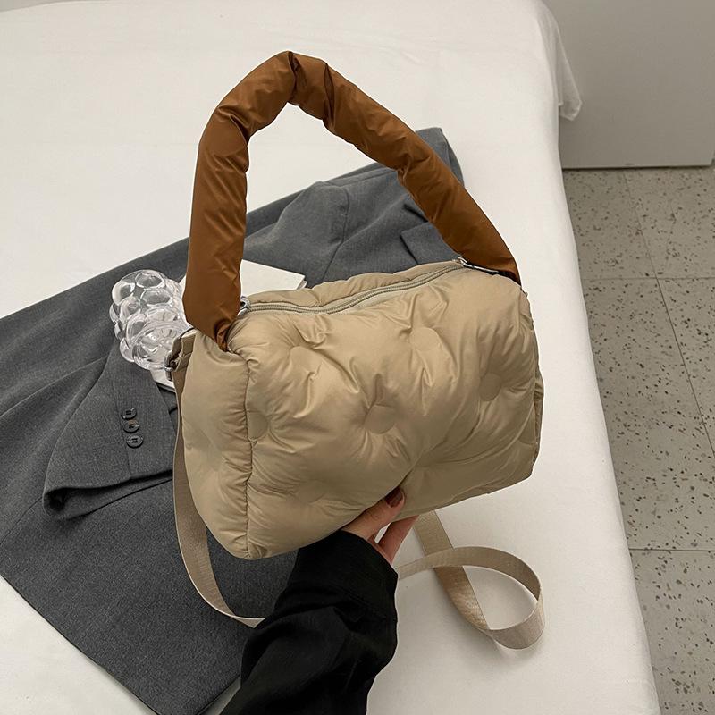 

Сумка Жіноча новинка 2024 року осінь і зима Cloud Bag Сумка через плече Універсальна ручна сумка Пухова сумка для приміських поїздок Портативна бавовняна сумка для одягу