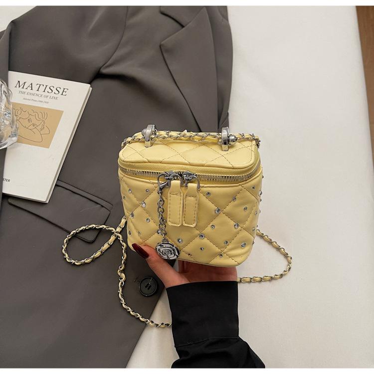 

Модная премиальная сумка через плечо с заклепками 2025 новая универсальная сумка-цепочка в зарубежном стиле мини-сумка-мессенджер в форме коробки жёлтый