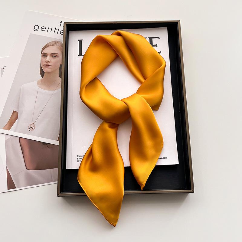 Melkehvit lite firkantet skjerf silkeskjerf 70x70cm