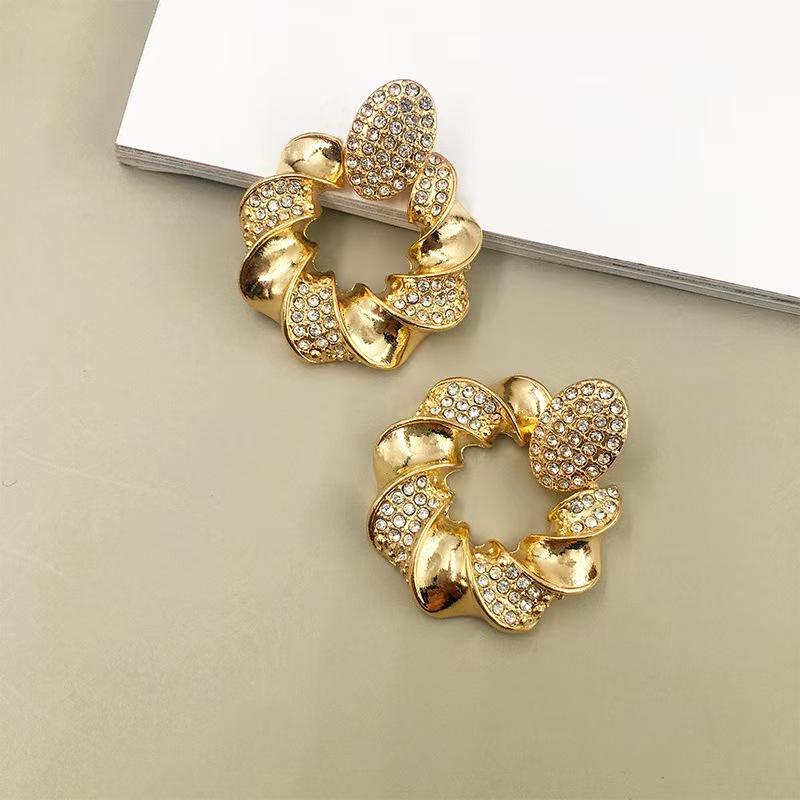 Elegant European-American Diamond Twist Earrings: Bold, Luxurious & Fashion-Forward