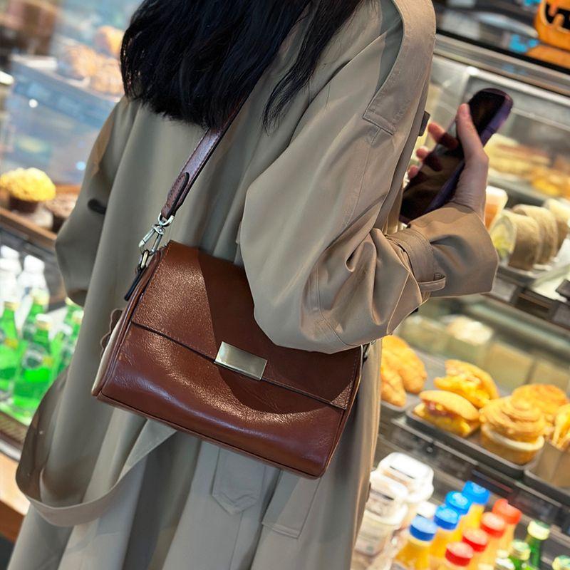 

Вместительная сумка кроссбоди с широким ремнем, женская из натуральной кожи, новинка 2024 года, для рабочей одежды, в стиле ретро, из кожи первого слоя, на плечо, подмышку, сумка-подушка Dark brown