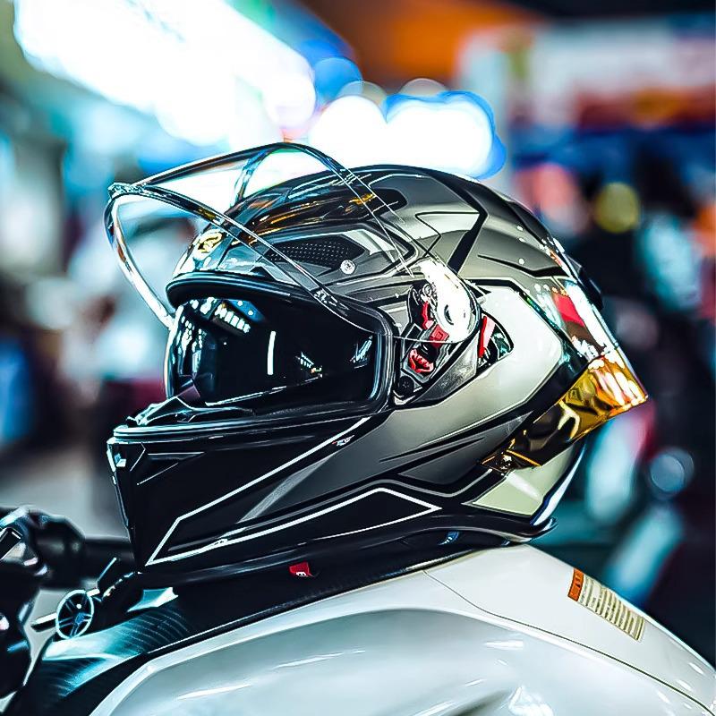 Unisex Carbon Fiber Full-Face Motorcycle Helmet with Bluetooth & Anti-Fog, 3C Certified for All Seasons