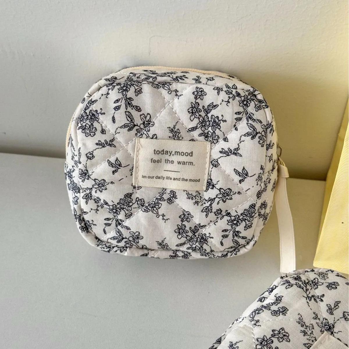 

Kawaii Mini Makeup Bag Women Portable Cosmetic Purse for Lipstick Earphone Data Cable Storage