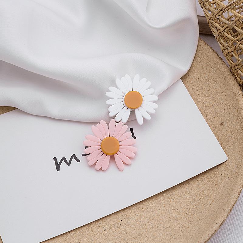 Clips de păr nou de primăvară/vară coreean cu margarete colorblock: Clips de păr proaspăt stil Hyuna cu cioc de rață și clips de sus