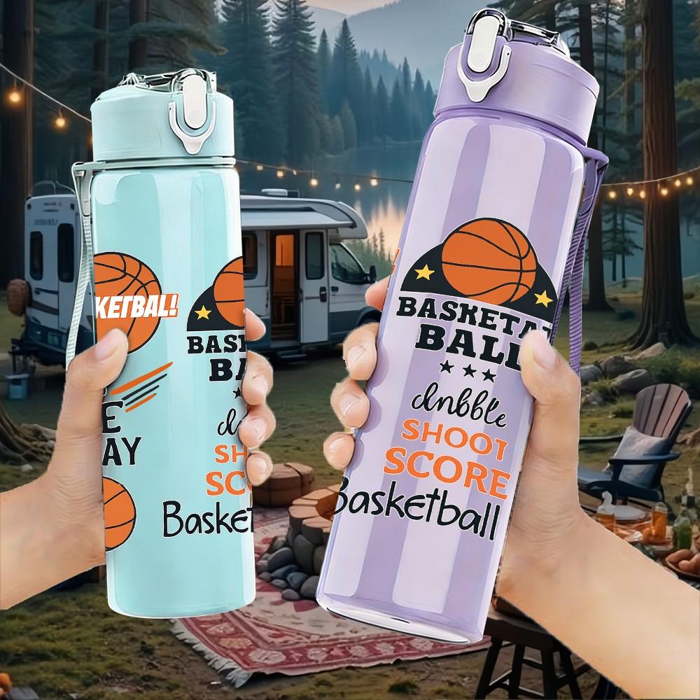 1 قطعة زجاجة مياه رياضية بلاستيكية ملونة بحروف Live Love Play Basketball سعة 750 مل غطاء بمصاص قابل للقلب مانع للتسرب مناسب للاستخدام الرياضي والمكتبي والمنزلي