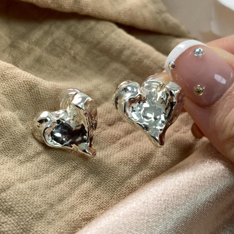 Stylish Heart Ear Clip: Unique, Cool, Non-Piercing Earrings with High-End, Versatile Design.