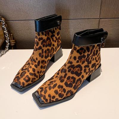 Stivaletti alla Moda in Pelle Scamosciata Maculata Sexy con Tacco Medio Punta Quadrata Scarpe Chunky Tendenza Inverno 2025 Nuovi Tacchi Goth Chelsea Botas Mujer