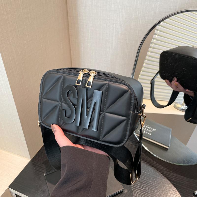 

Letter printing fashionable versatile personality casual small square bag women commute light new trend design messenger bag чёрный