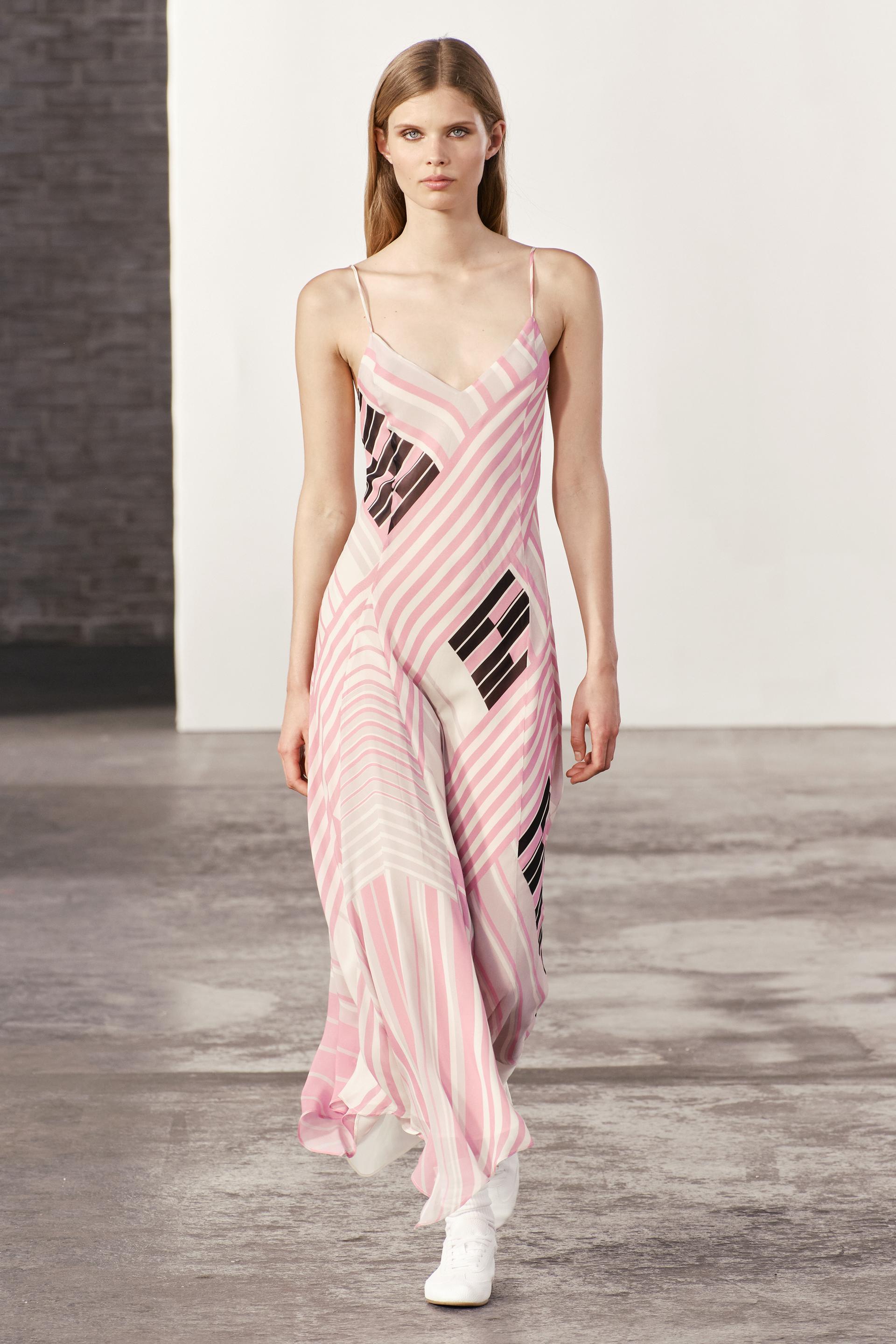 

ПЛАТЬЕ НА КАМЕРЕ С ПРИНТОМ