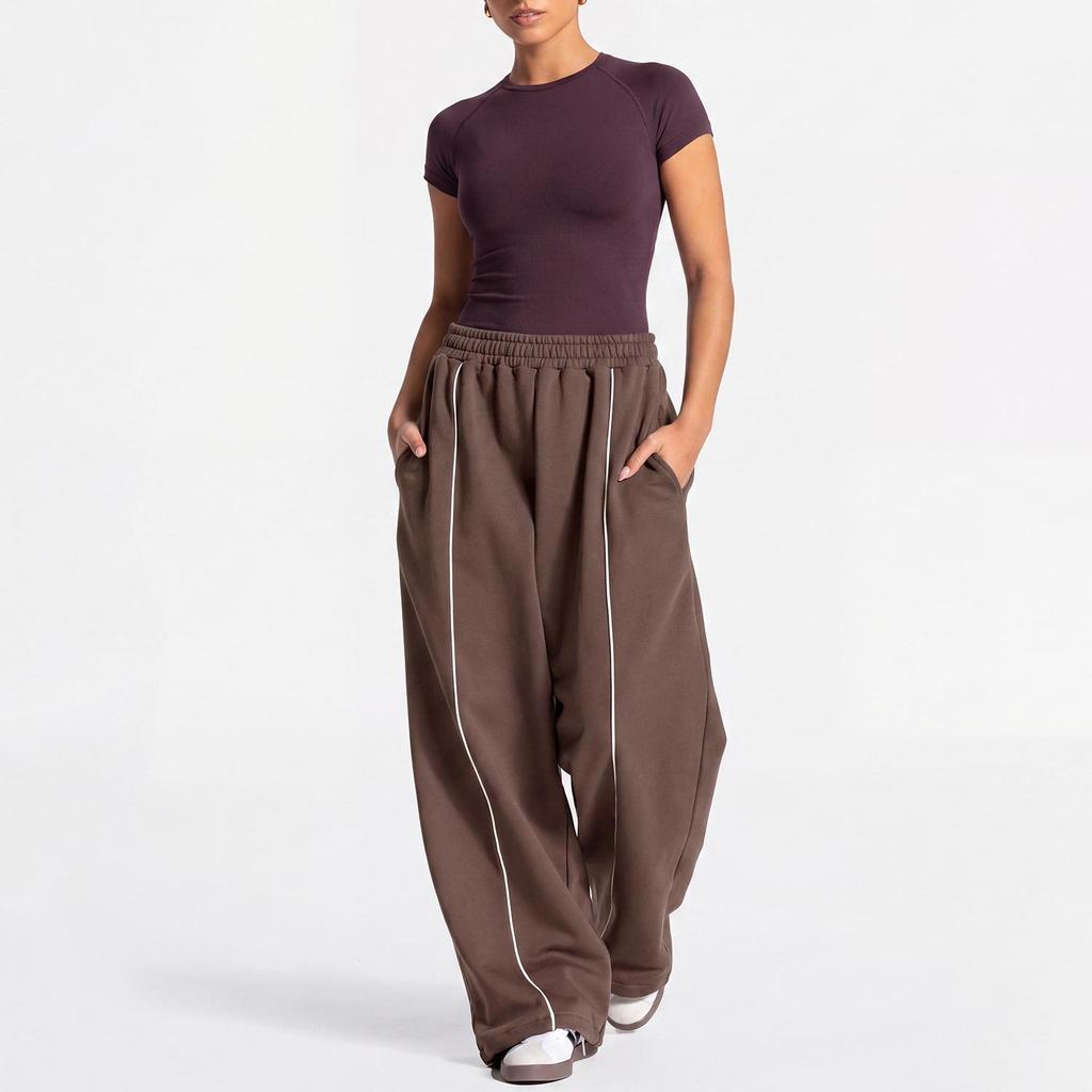 DFYN Wide-Leg Sweatsuit: Loose Sweatpants & Short-Sleeve Top for Yoga and Casual Wear
