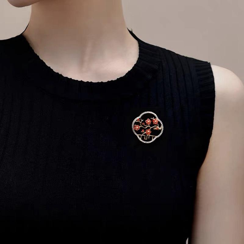 Plum Blossom Anti-light Brooch Women's Niche Pin High-end Temperament Coat Jacket Accessories Exquisite Corsage