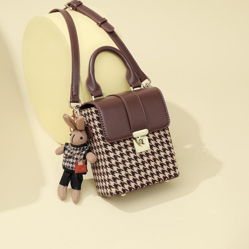 Bag versatile new messenger bag niche design underarm bag light luxury high-end single shoulder small square bag luggage