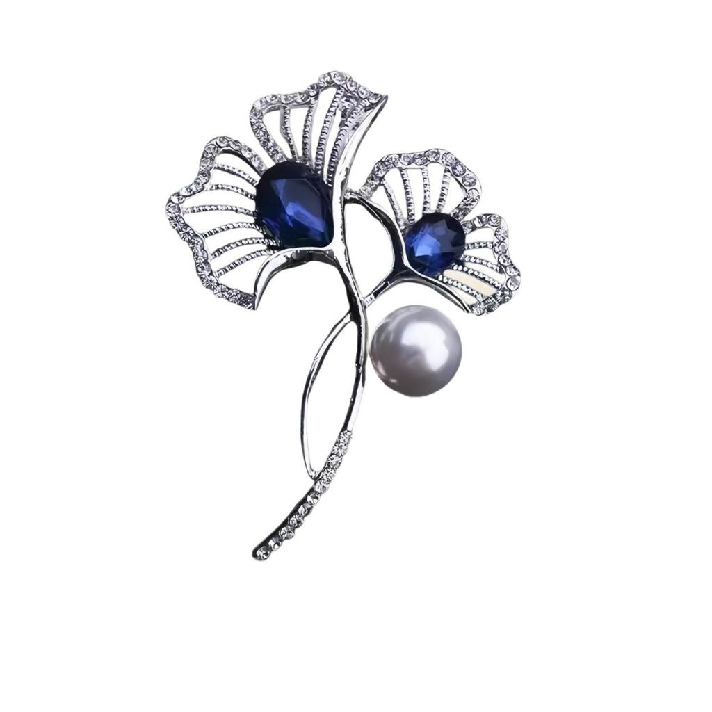 Luxuriöse blaue Perlen-Brosche mit Ahornblatt-Motiv und Diamanten-Akzenten
