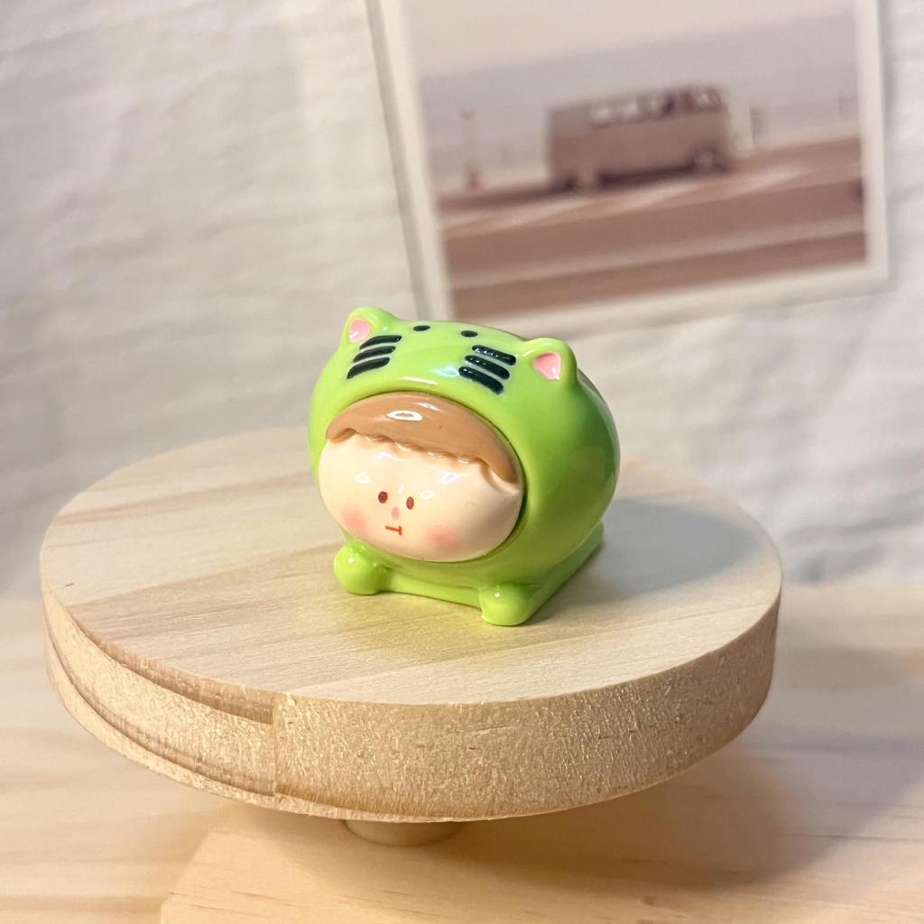 Lilith Jednokolorowy Lakier Torebka Niespodzianka: Urocza tygrysia ozdoba na biurko lalka zabawka