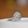 Kleiner kubusförmiger Ring für Damen, Eleganter schlichter Ring für Damen, Ring für den kleinen Finger mit tropfenförmigen Diamanten.