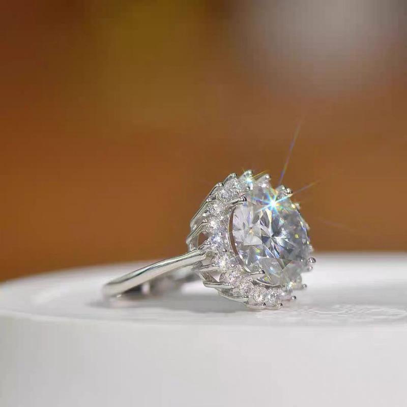 Kleiner kubusförmiger Ring für Damen, Eleganter schlichter Ring für Damen, Ring für den kleinen Finger mit tropfenförmigen Diamanten.