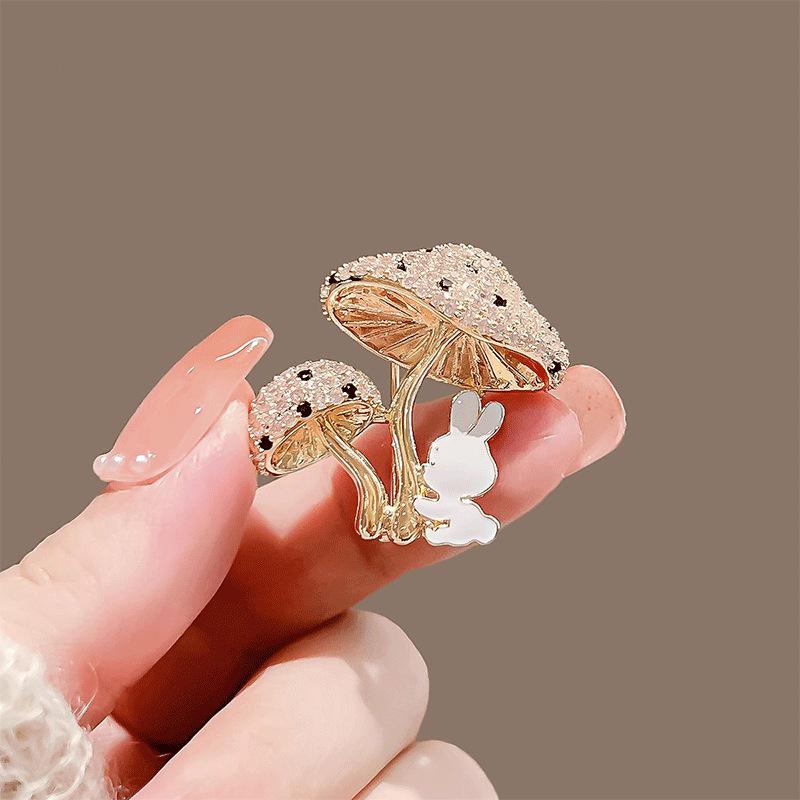2025 Elegant Deer Brooch with Cat's Eye Rhinestone for Suit or Clothing Accessory