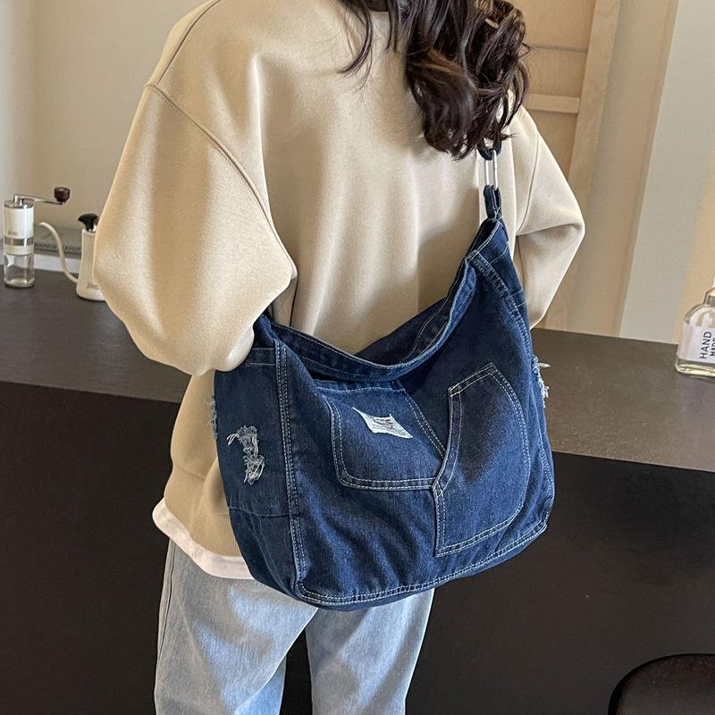 Hong Kong style denim messenger crossbody bag, casual single shoulder bag for women, fashionable design commuting bag.zwq