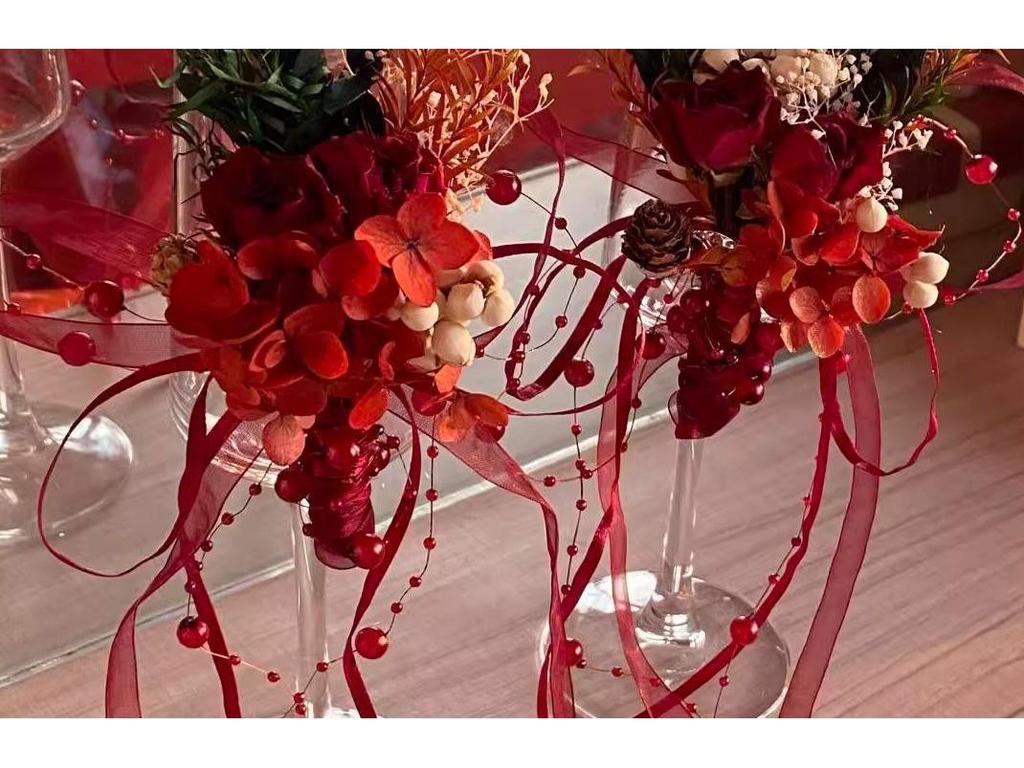 Elegantes Braut-Champagnerglas mit hohem Stiel und floralem Design für Hochzeits-Toasts