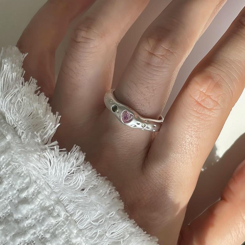 Dongdaemuns minimalistiske vridningsring og zirkonarmbåndssett for kvinner