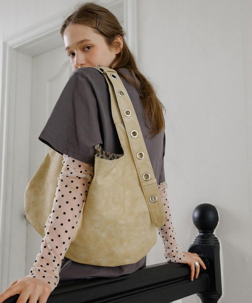 Leterie Buckle Reversible Shoulder Bag_Butter & Leopard