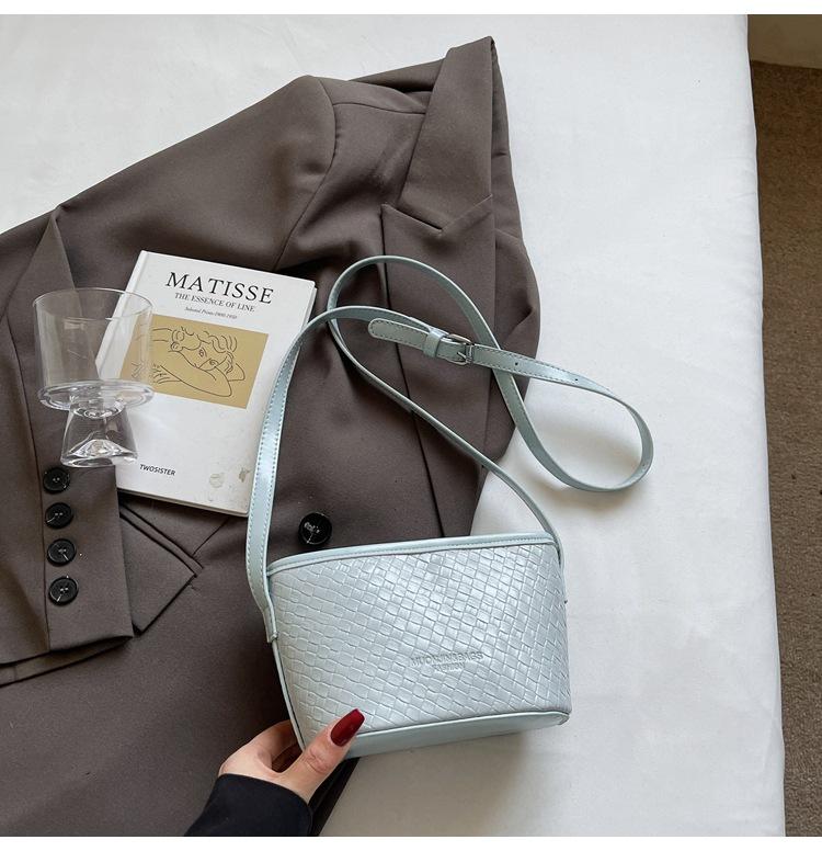 

French solid color soft leather woven pattern bag women s 2025 spring simple and versatile temperament chain portable messenger bag синий