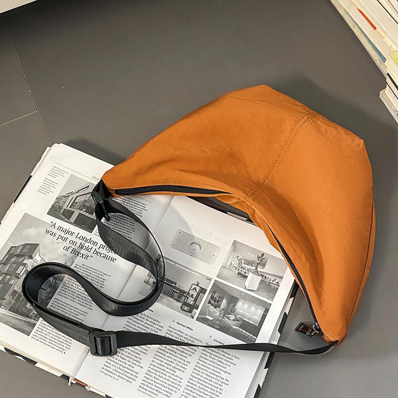 This Is A Simple and Sporty Large-capacity Casual Single-shoulder Bag for Both Men and Women