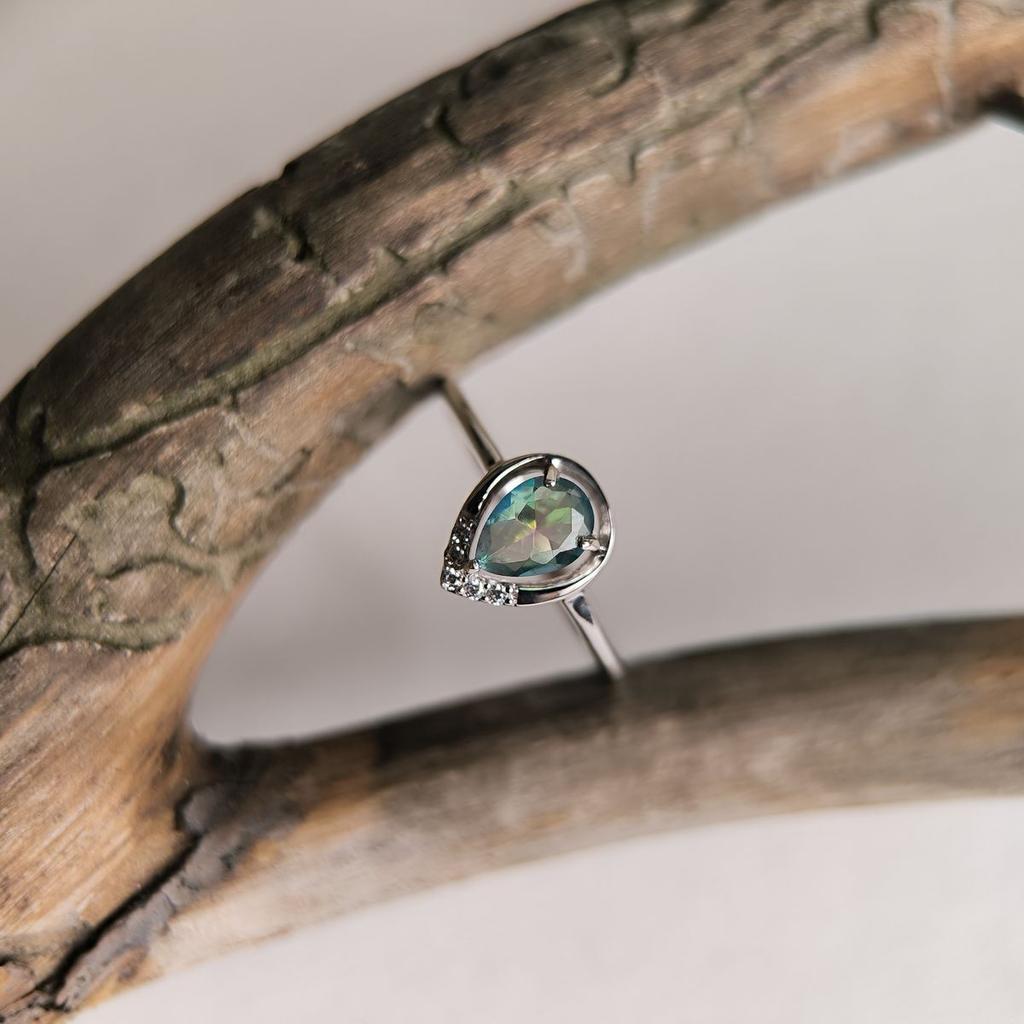Серебряное кольцо с мистик топазом 0.555ct, вес изделия 2,05 гр (2190387)