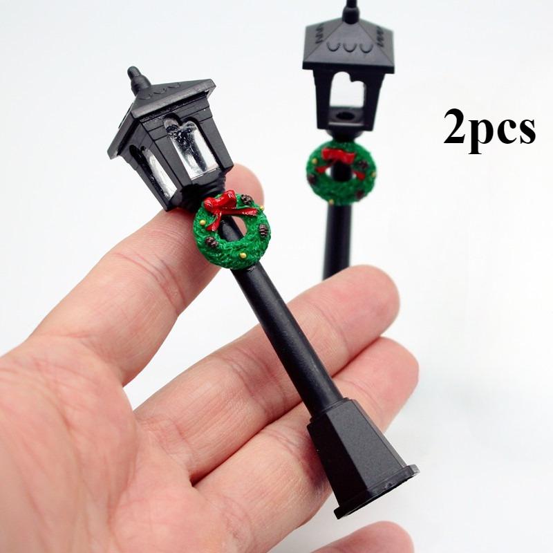 Weihnachts-Mini-Laternenpfahl mit festlichem Kranz, festlichen Hängedekorationen und Statuenornamenten - Schwarzes Straßenlaternenpfahl-Ornament