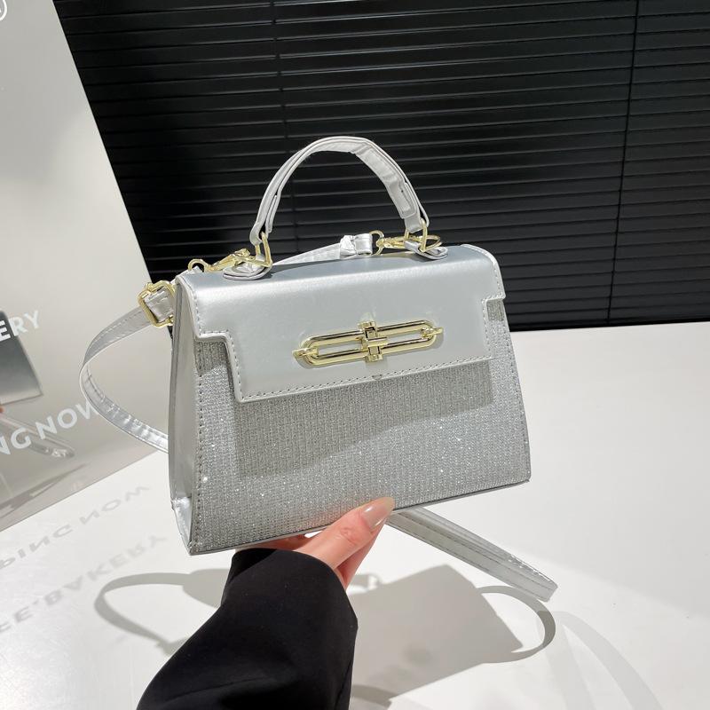 

New fashionable and beautiful single shoulder portable messenger small square bag, high-end texture temperament urban commuter women s bag срібний