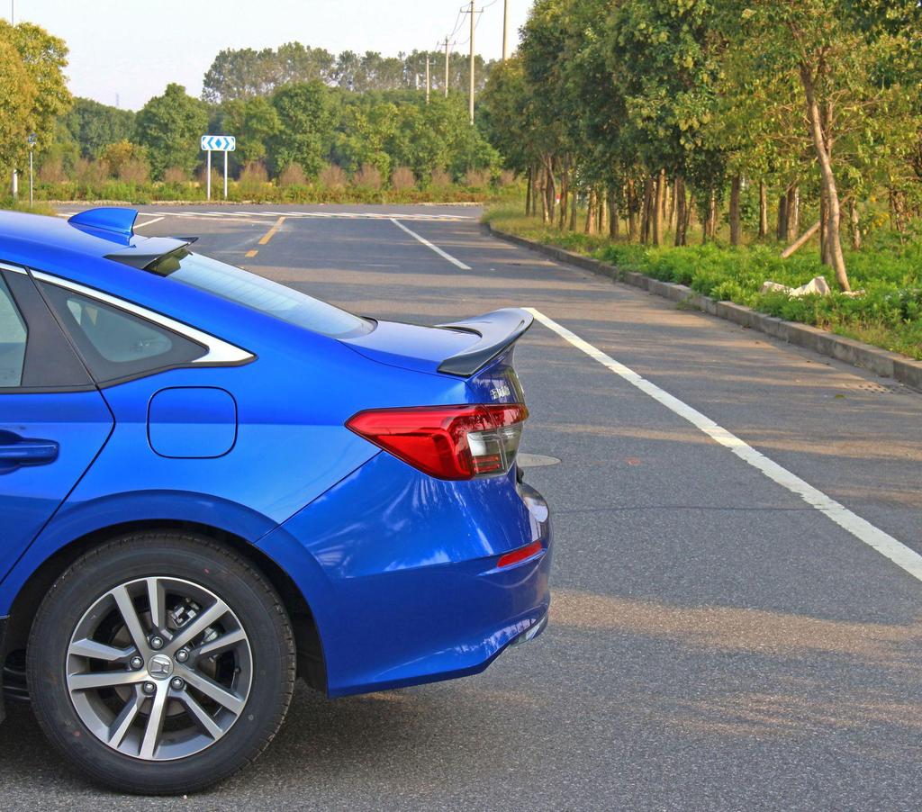 Îmbunătățiri pentru Honda Civic generația a 11-a 2022: buza frontală, eleron spate, splitter, jaluzele, bară spate.
