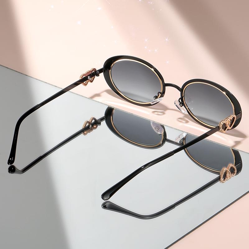 The  New Oval-shaped Sunglasses Feature Metal Small Frames with Heart-shaped Accents for Daily Wear